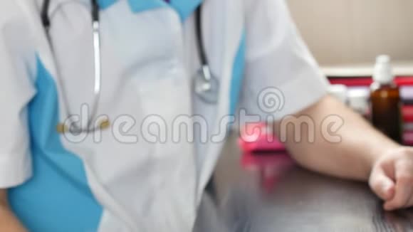 医生用手指指着视频的预览图