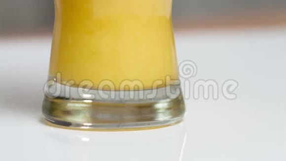 果汁机上的一杯新鲜橙汁视频的预览图