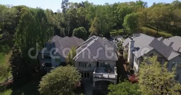美国郊区的空中射击美国诺克斯维尔郊区水上房屋视频的预览图