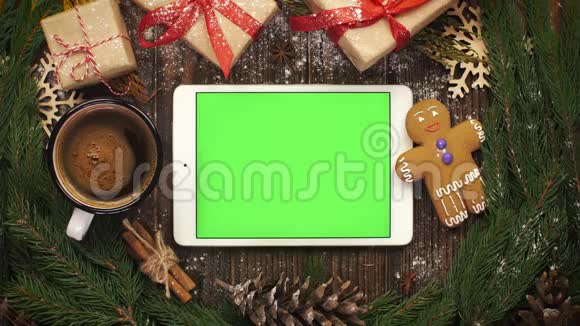 从上面看石碑上有绿色的屏幕躺在圣诞节视频的预览图