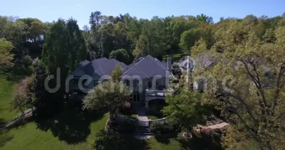 美国郊区的空中射击美国诺克斯维尔郊区水上房屋视频的预览图