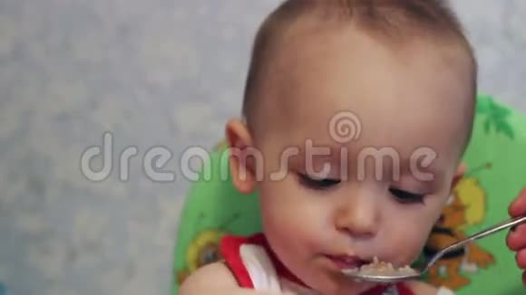 妈妈高兴地给婴儿喂麦片视频的预览图