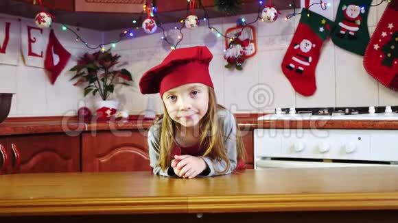 圣诞厨房可爱的小女孩厨师画像视频的预览图