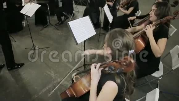 管弦乐队音乐家在音乐厅演奏视频的预览图