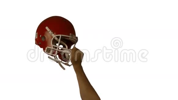 橄榄球运动员举起头盔视频的预览图