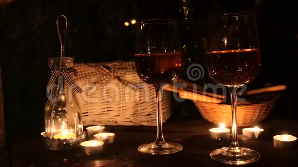 浪漫的桌子有很多蜡烛两副眼镜视频的预览图