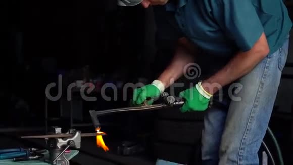 工人在一个小作坊里用一个复古的切割器切割金属视频的预览图