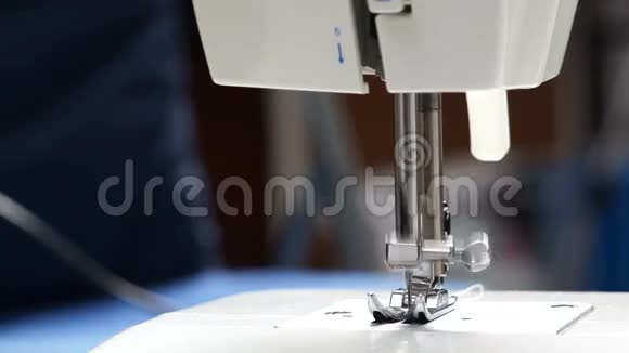 缝纫机上桌特写机器针头移动视频的预览图