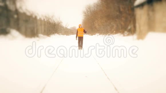 工人带着大锤沿着铁路行驶视频的预览图