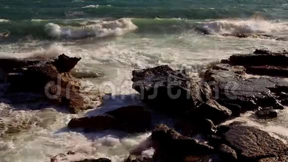 开采海浪撞击岩石海岸视频的预览图