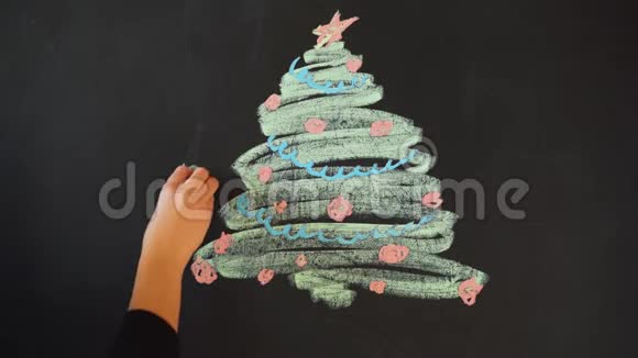 用粉笔在石板上画一棵圣诞树新年贺卡海报样板视频的预览图