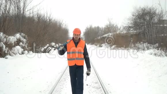 工人带着大锤沿着铁路行驶视频的预览图