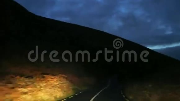 在山区高速公路上超速行驶视频的预览图
