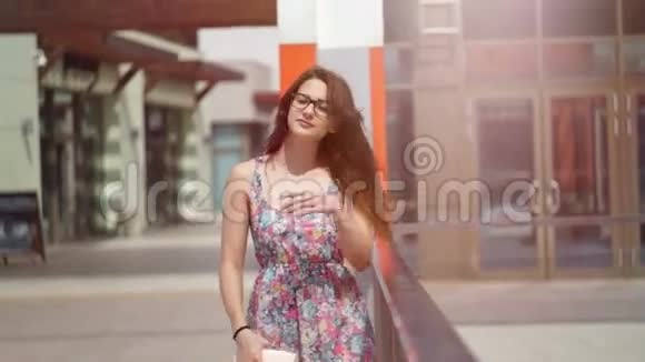 在城市环境中美丽的女孩微笑着视频的预览图