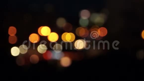 夜生活城市闪烁的灯模糊视频的预览图