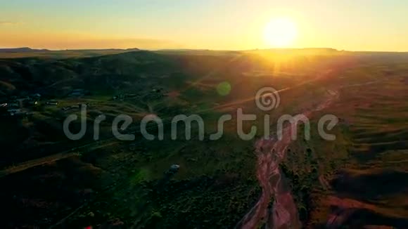 彩绘沙漠山谷日落视频的预览图