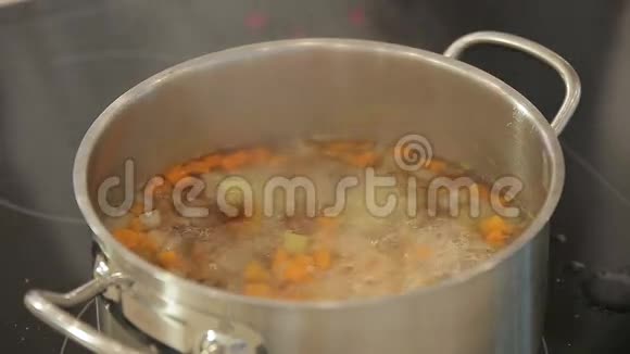 用奶油煮蘑菇汤视频的预览图