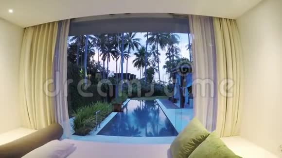 巴厘岛印度尼西亚2016年11月热带度假胜地的领土景观池棕榈树和躺椅视频的预览图