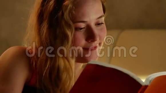年轻女子喜欢看书躺在床上视频的预览图