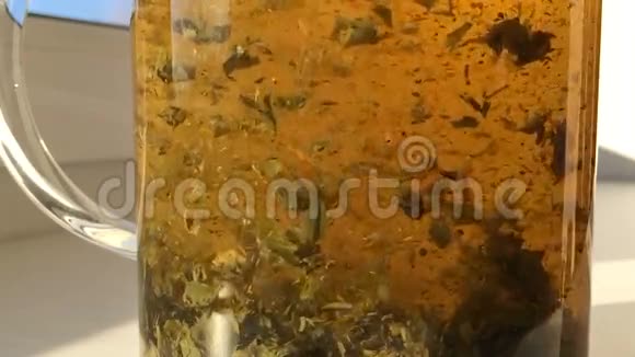玻璃茶壶中茶叶的缓慢移动视频的预览图