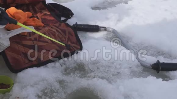 人正用鱼竿在冬天钓鱼视频的预览图