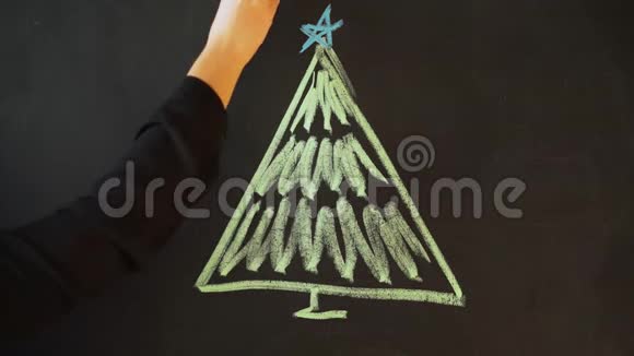 用粉笔在石板上画一棵圣诞树新年贺卡海报横幅模板视频的预览图