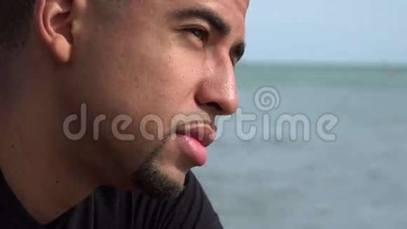 成年西班牙裔男性近海洋视频的预览图
