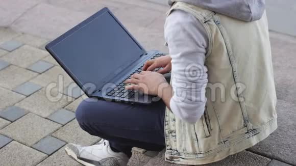 在笔记本电脑上工作的亚洲人自由职业者视频的预览图