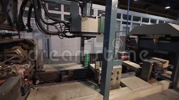 自动包装产品在盒子上的输送机特写包装瓷砖输送机现代工厂视频的预览图