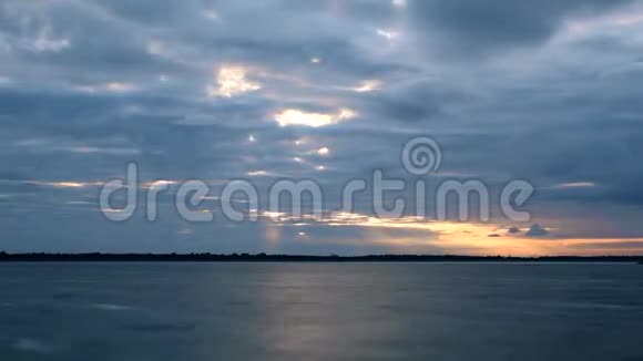 黎明时分绚丽的云在水面上消失视频的预览图