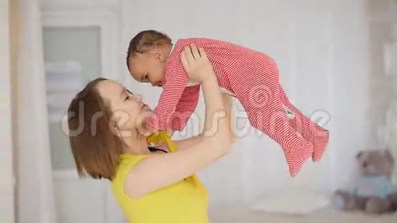 妈妈抱着孩子抱在怀里很开心视频的预览图