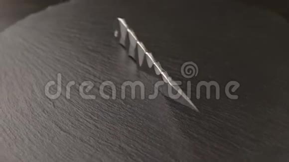 定制手工制作的日本麒麟刀在翻板桌上视频的预览图