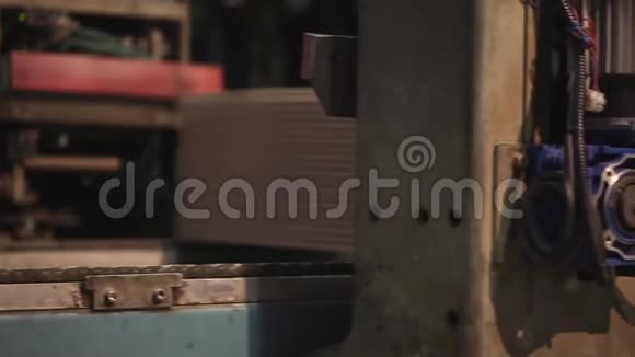 自动包装产品在盒子上的输送机特写包装瓷砖输送机现代工厂视频的预览图