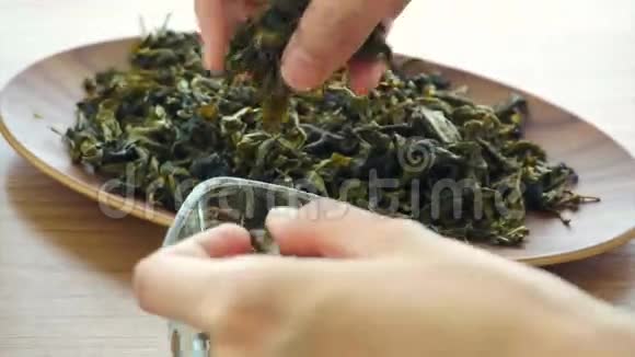 手工设置干燥的绿茶叶视频的预览图
