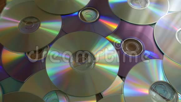 光盘掉落在一堆DVD或CD上视频的预览图