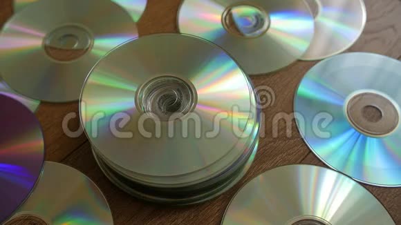 光盘掉落在一堆DVD或CD上视频的预览图