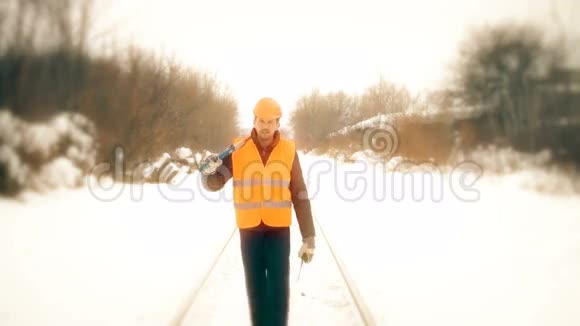 工人带着大锤沿着铁路行驶视频的预览图