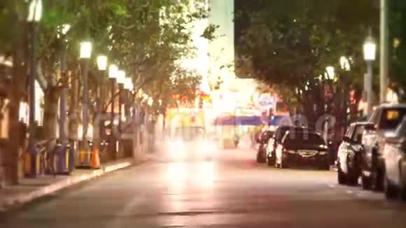 城市街道人与交通时间流逝视频的预览图