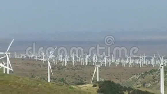 风力涡轮机绿山和蓝天视频的预览图