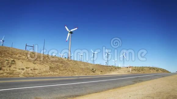 风力涡轮机蓝天视频的预览图