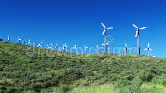 风力涡轮机绿山和蓝天视频的预览图