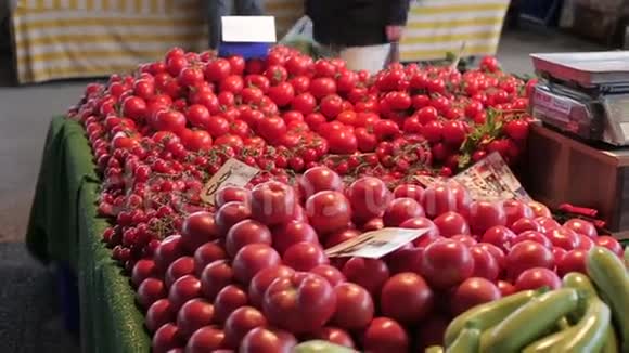 夏天土耳其市场的柜台上摆着蔬菜视频的预览图