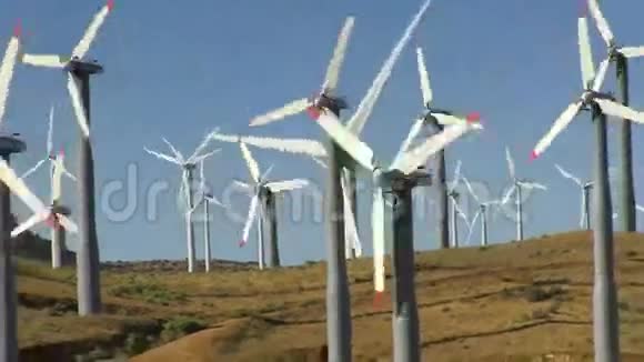 风力涡轮机山和蓝天视频的预览图