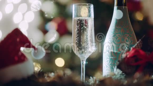 新年之夜盛满香槟和香槟的玻璃杯视频的预览图
