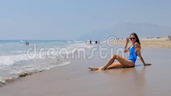 海滩度假的人女人在沙滩上放松视频的预览图