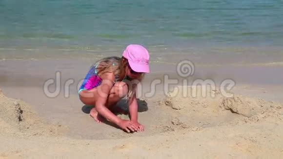 小女孩马洛卡海滩视频的预览图