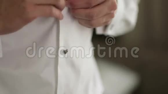婚礼时装饰扣衬衫的特写视频的预览图