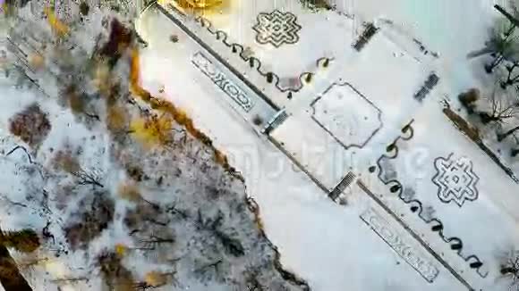 冬季景观空中镜头日落河流和海岸相机倾斜视频的预览图