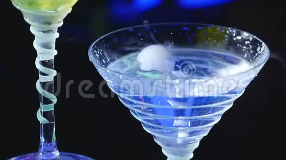 用干冰的效果在玻璃中饮用酒吧表演视频的预览图