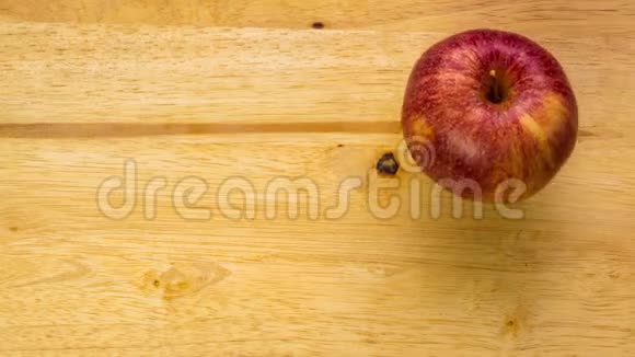 在木板上切红苹果停止运动视频的预览图